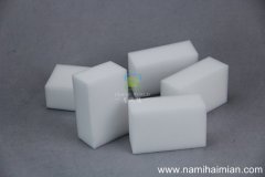 怎樣去除衛(wèi)生間鏡子上的頑固水漬？用納米海綿
