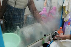玻璃鏡子長(zhǎng)期水紋如何清洗？