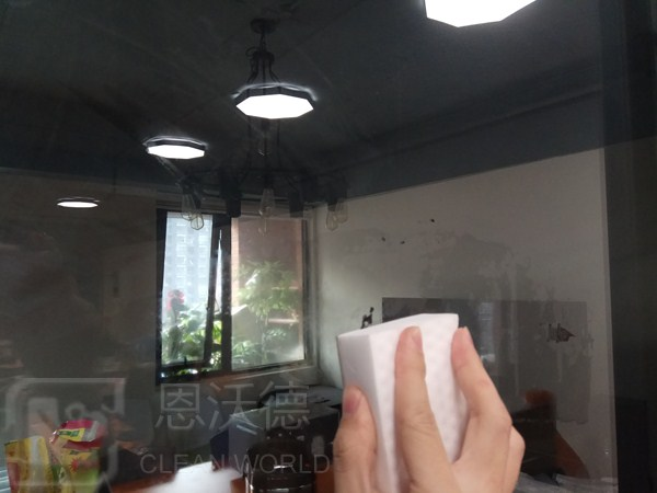 玻璃上的污漬怎用什么去除呢？玻璃上有水垢怎么辦？